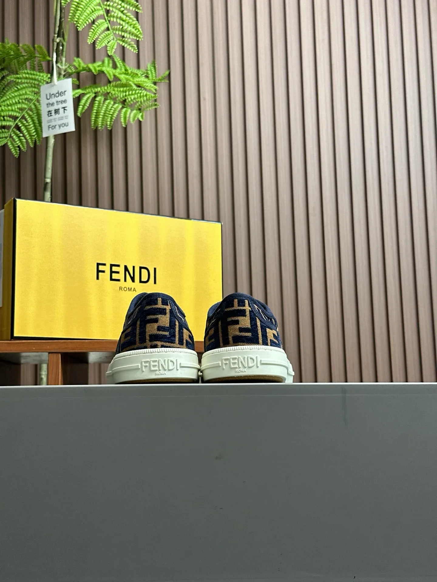 Men's shoes 💰580 FENDI Match men's lace-up sneakers. ♞size; Couple model 35-40 (female) 39~45 (men) This item comes from the Stefano Pilati design series and is made of black leather with gray leather details. Rubber sole with FENDI lettering on the side Material: 100% calfskin, lining: 70% polyester, 27% nylon